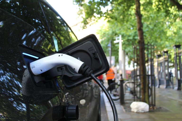 découvrez tous les avantages des voitures électriques, leur fonctionnement, leur impact environnemental et leurs performances.