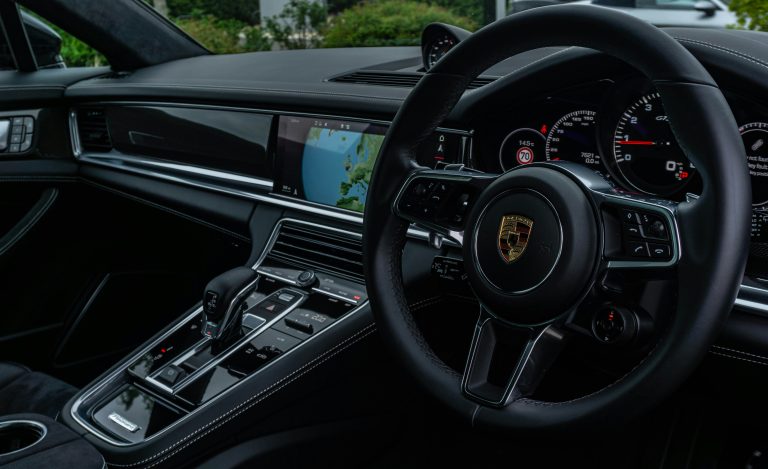 découvrez la porsche panamera, une berline de luxe aux performances exceptionnelles et au design élégant. explorez la puissance et le raffinement de ce véhicule emblématique.