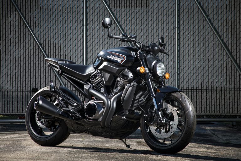 découvrez les passionnantes aventures de johnny hallyday à moto, entre voyages, liberté et rock'n'roll.