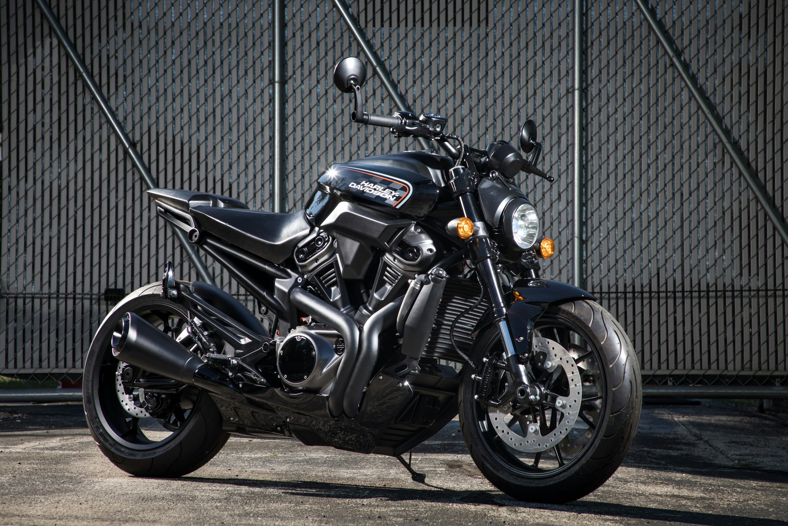 découvrez les passionnantes aventures de johnny hallyday à moto, entre voyages, liberté et rock'n'roll.