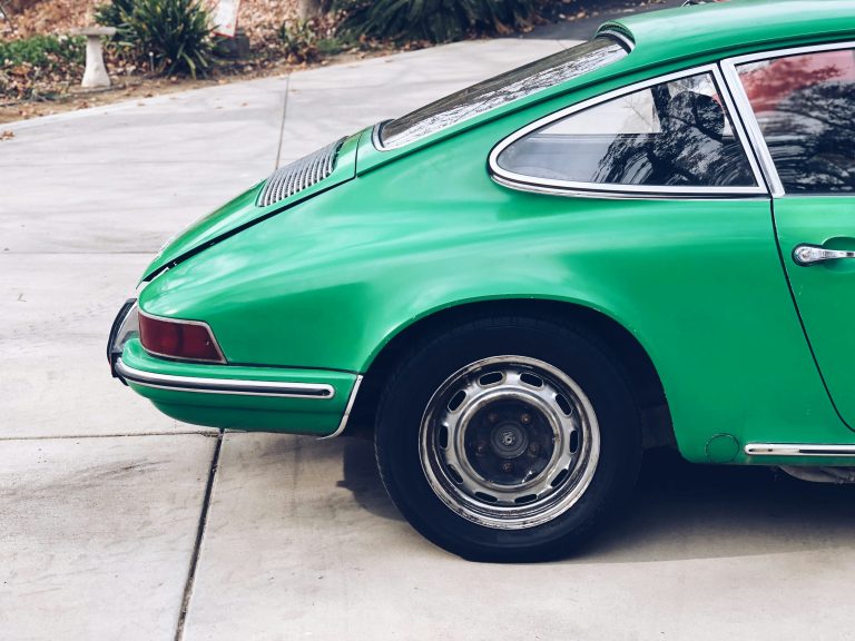 louez une porsche de luxe avec nos services de location de voitures haut de gamme.