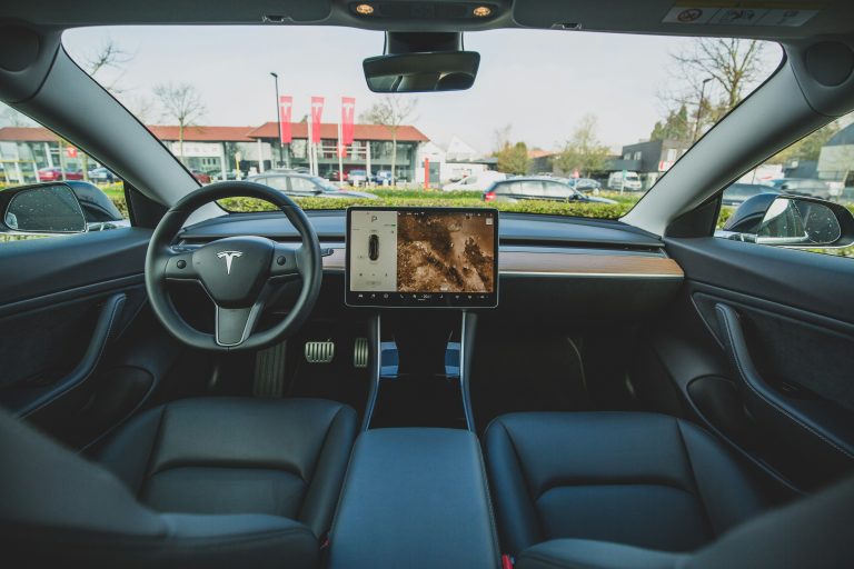 découvrez l'univers tesla, pionnier de l'innovation dans le domaine des véhicules électriques, de l'énergie solaire et des solutions de stockage d'énergie.