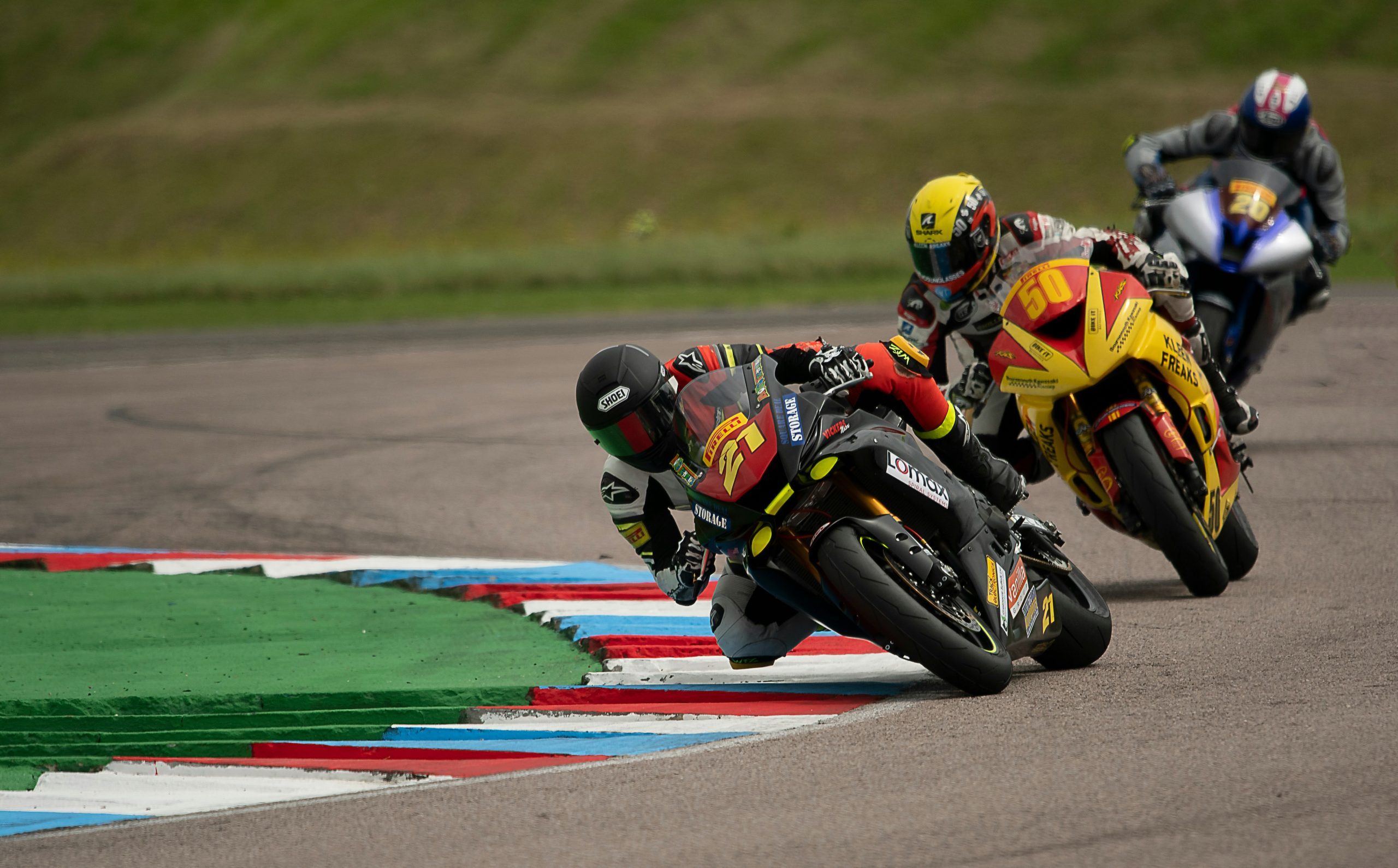 découvrez l'univers de la compétition de moto avec des courses palpitantes et des pilotes hors pair. suivez les dernières actualités du championnat de moto racing ici !