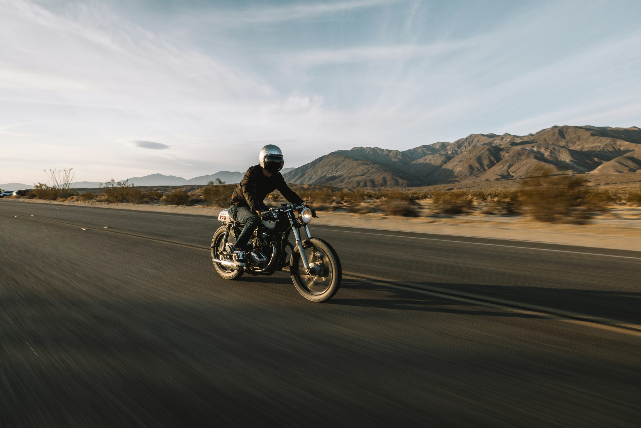 découvrez tout sur les motos, l'équipement et l'univers du deux-roues avec notre sélection d'articles sur les motos.