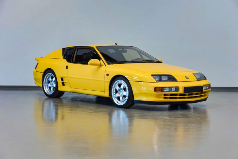 Alpine A610 jaune sur route : une GT française emblématique des années 90