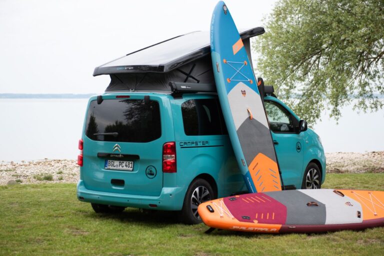 Vue extérieure du Campster Citroën, un van aménagé compact avec toit relevable en pleine nature