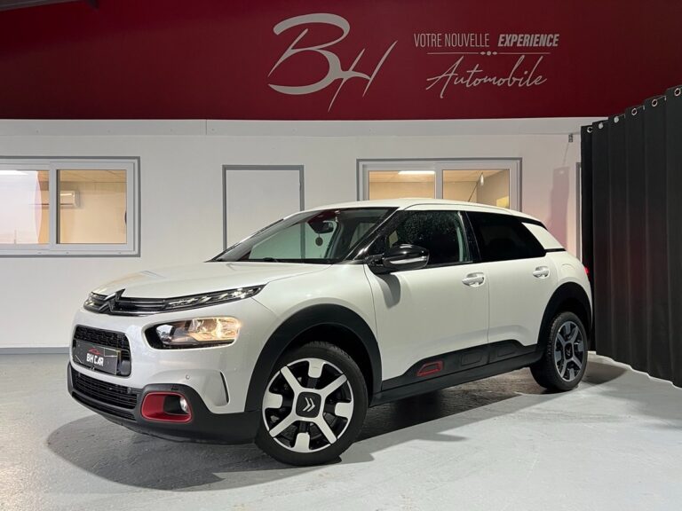 Vue de la Citroën C4 Cactus d'occasion en version PureTech Shine, mettant en avant son design moderne et son état général pour un achat fiable
