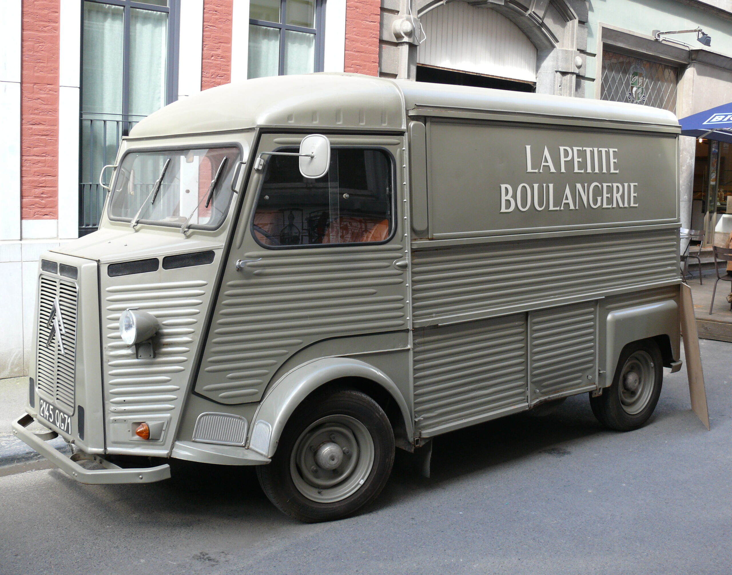 Fourgon Citroën Type H classique exposé en extérieur sous un ciel dégagé
