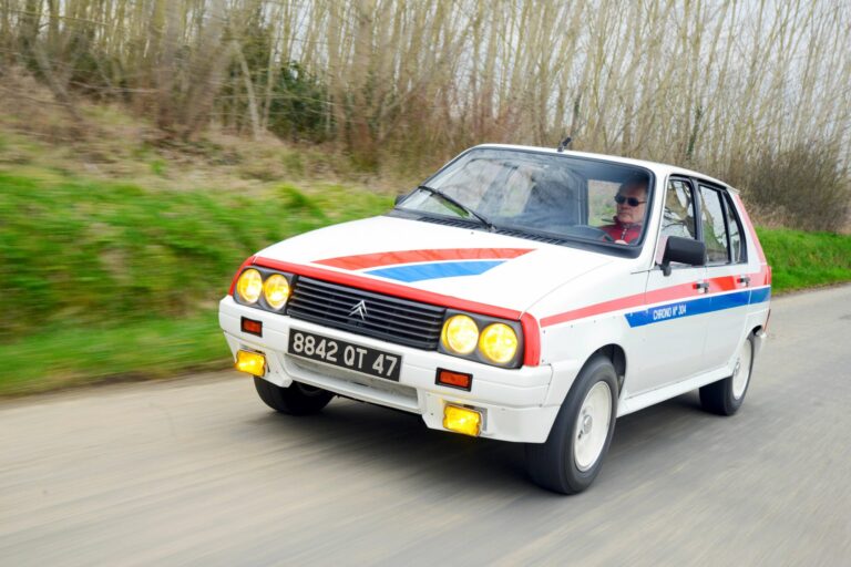 Citroën Visa II Chrono de 1982 en version sport bleu blanc exposée en extérieur