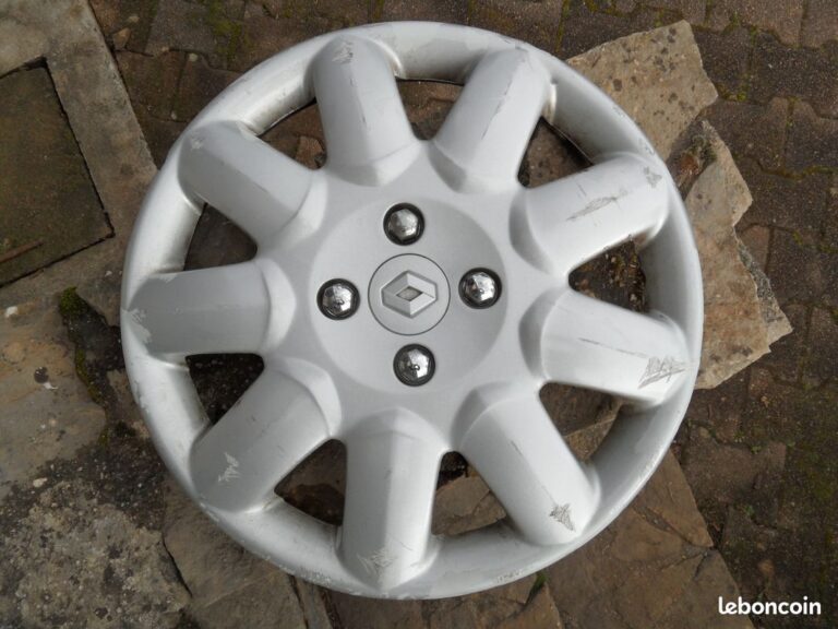 Enjoliveur Renault 15 pouces gris moderne monté sur une roue de voiture