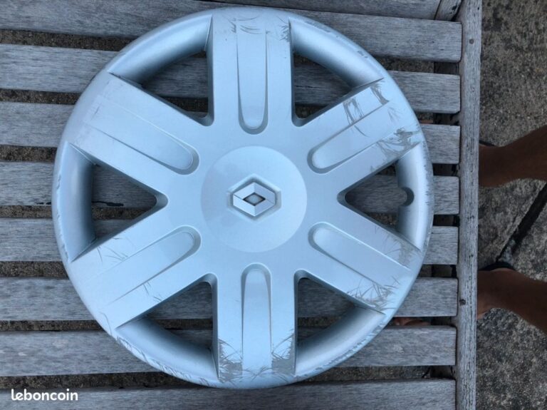 Enjoliveur 16 pouces Renault élégant installé sur une roue de véhicule