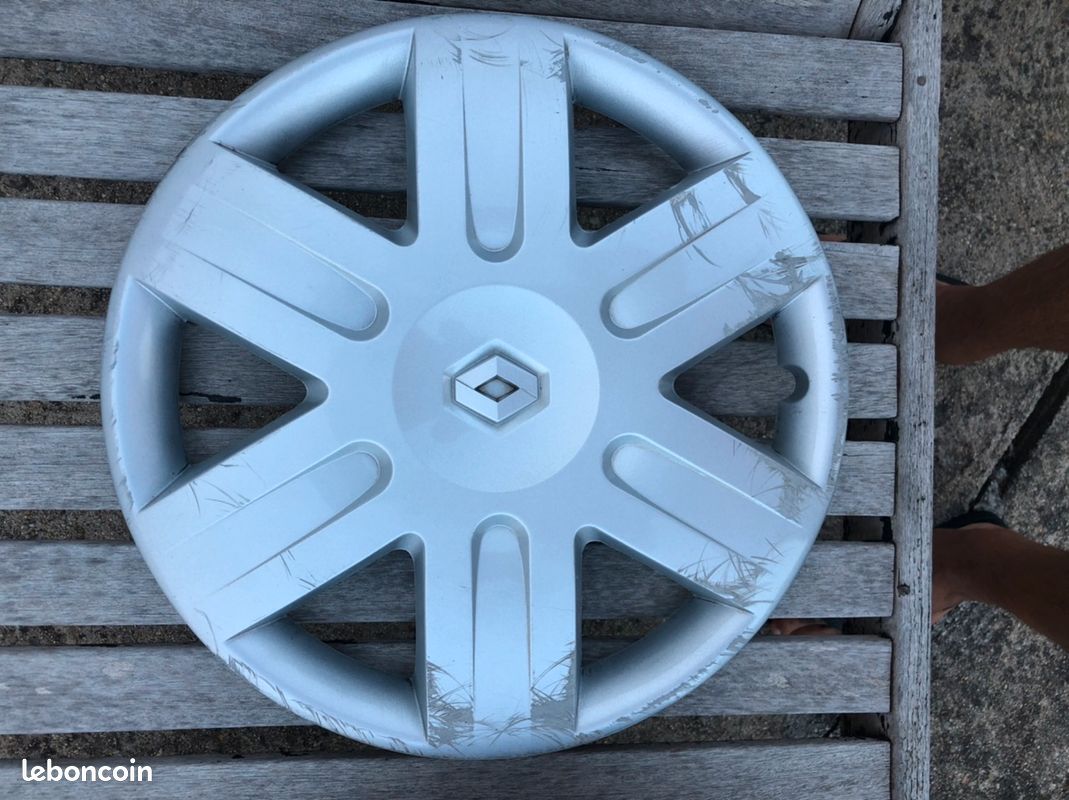 Enjoliveur 16 pouces Renault élégant installé sur une roue de véhicule