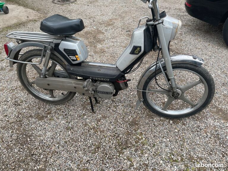 Peugeot 105 en état d'origine, cyclomoteur emblématique des années 80