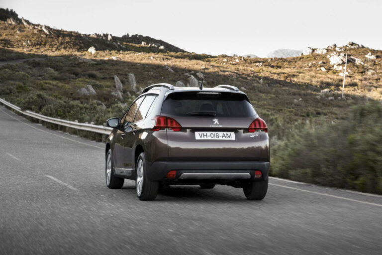 Vue latérale de la Peugeot 2008 2015 mettant en valeur son design urbain et moderne