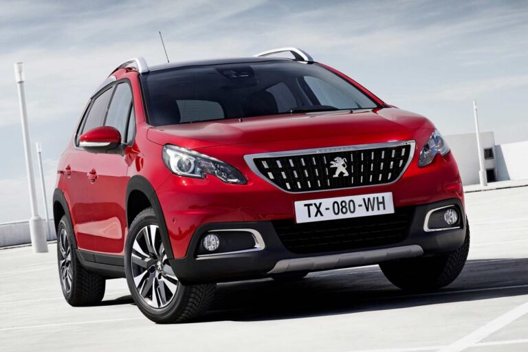 Vue de profil du Peugeot 2008 2017 PureTech illustrant son design moderne et ses courbes dynamiques