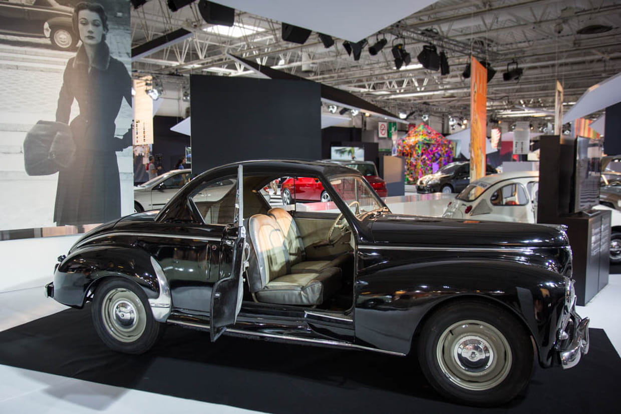 Vue de profil d'une Peugeot 203 coupé en parfait état, emblème du design des années 1950