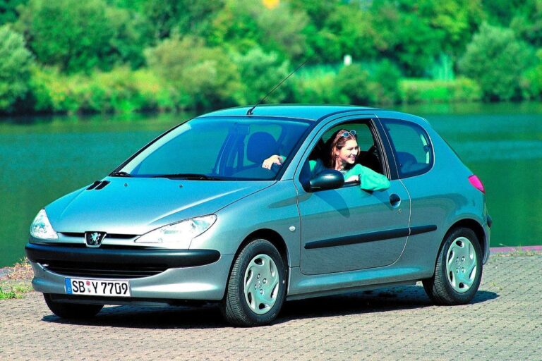 Vue de trois quarts avant d'une Peugeot 206 hatchback grise, illustrant son design emblématique