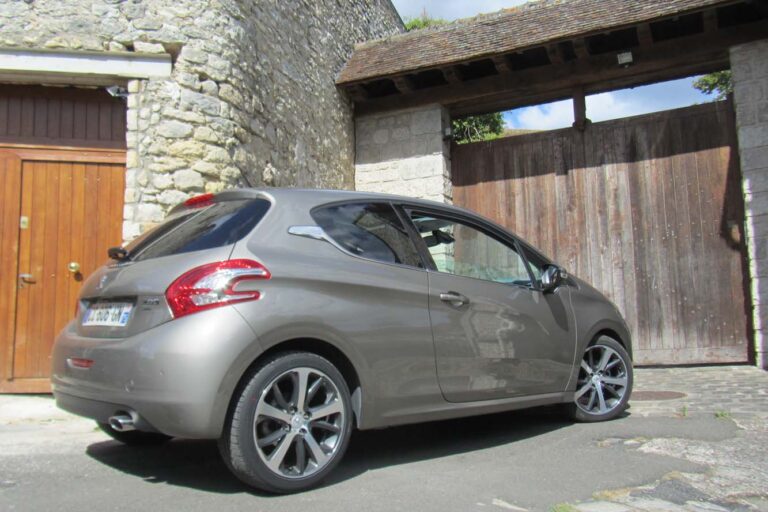 Vue élégante de la Peugeot 208 de 2013 en version 1.6 e-HDi 90, idéale pour illustrer sa fiche technique complète