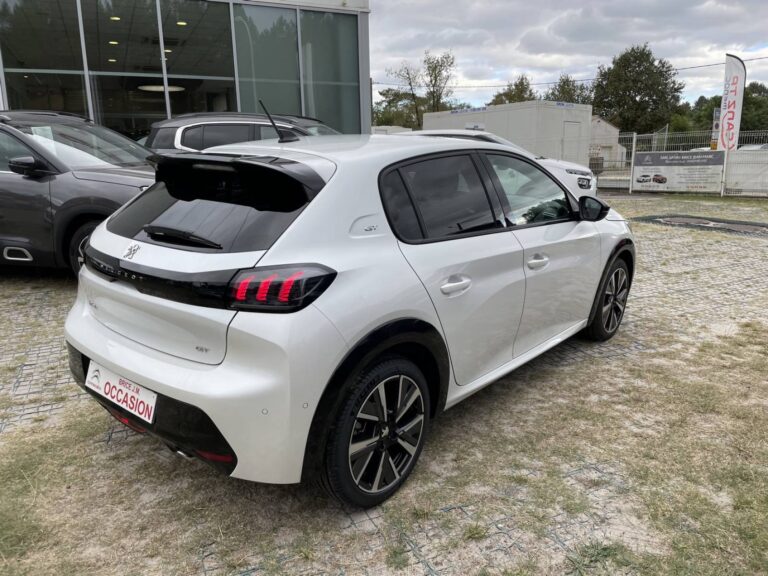 Peugeot 208 blanche électrique en excellent état, idéale pour un achat d'occasion