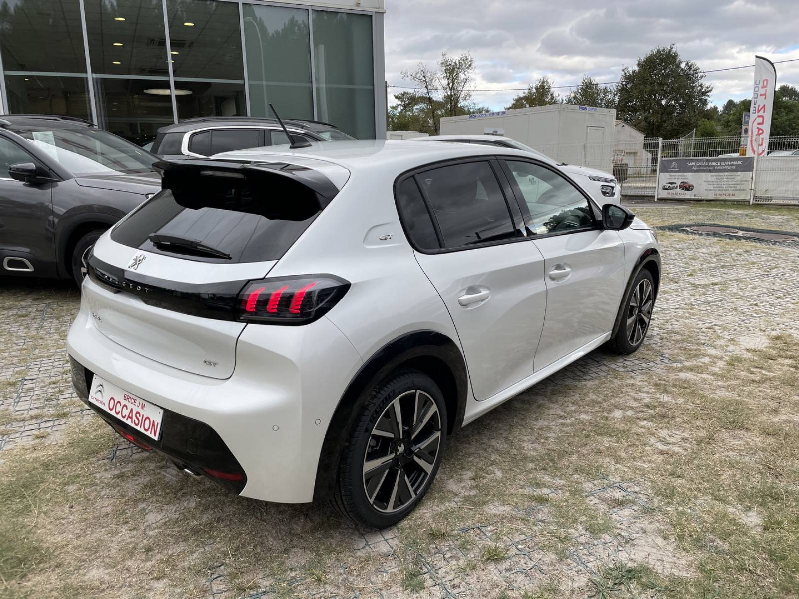 Peugeot 208 blanche électrique en excellent état, idéale pour un achat d'occasion