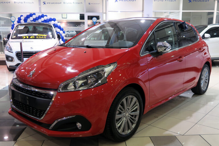 Vue avant de la Peugeot 208 restylée de 2016, idéale pour le marché de l'occasion