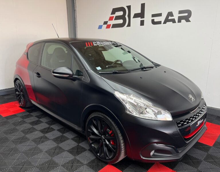 Peugeot 208 GTi rouge en bon état, idéale pour un achat d'occasion haut de gamme