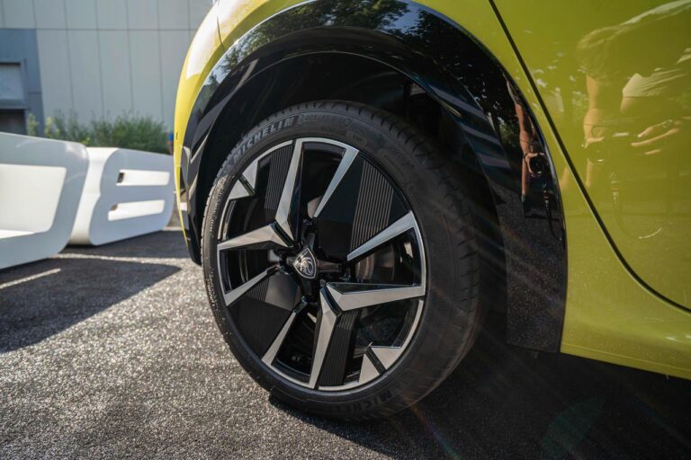Peugeot 208 avec nouvelles jantes 17 pouces diamantées, idéale pour un look sportif