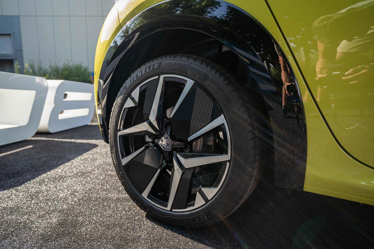 Peugeot 208 avec nouvelles jantes 17 pouces diamantées, idéale pour un look sportif