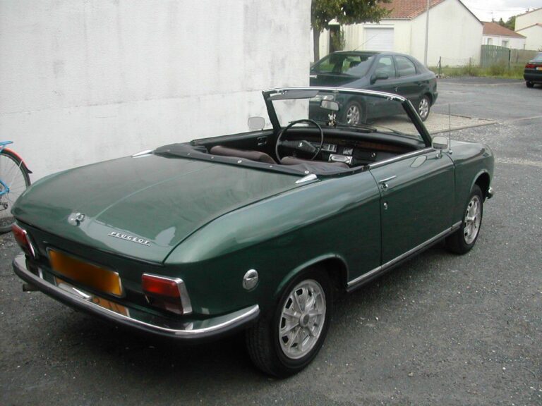 Peugeot 304 cabriolet de 1972 en excellent état lors d'un mariage en Charente