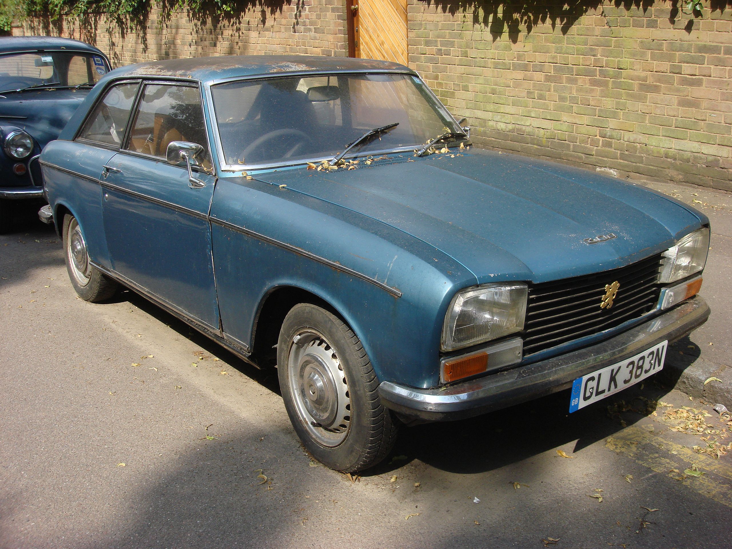 Vue latérale d'une Peugeot 304 coupé, idéale pour illustrer un guide d'achat