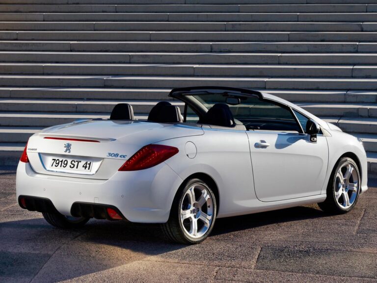 Peugeot 308 CC cabriolet d'occasion en parfait état sur route ensoleillée