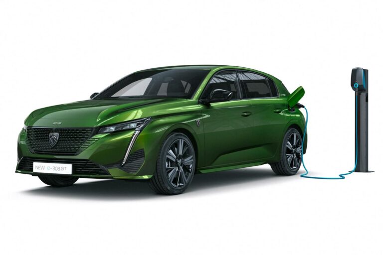Peugeot 308 électrique verte stationnée en extérieur, design moderne et dynamique