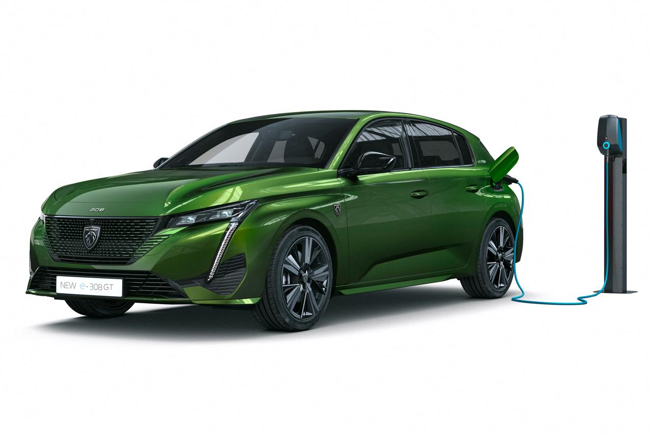 Peugeot 308 électrique verte stationnée en extérieur, design moderne et dynamique
