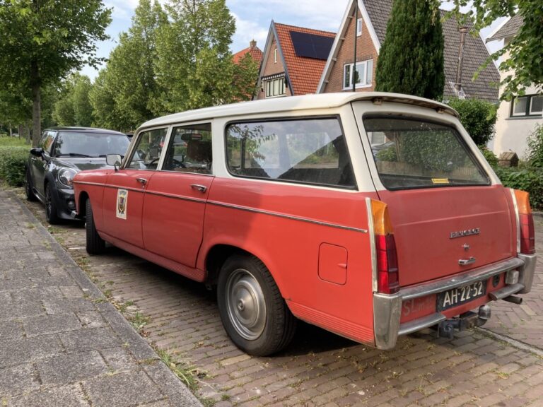 Vue latérale d'une Peugeot 404 break en parfait état, illustrant son design emblématique