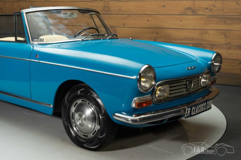 Peugeot 404 cabriolet de 1967 sur route, idéale pour illustrer le style vintage et la valeur du modèle