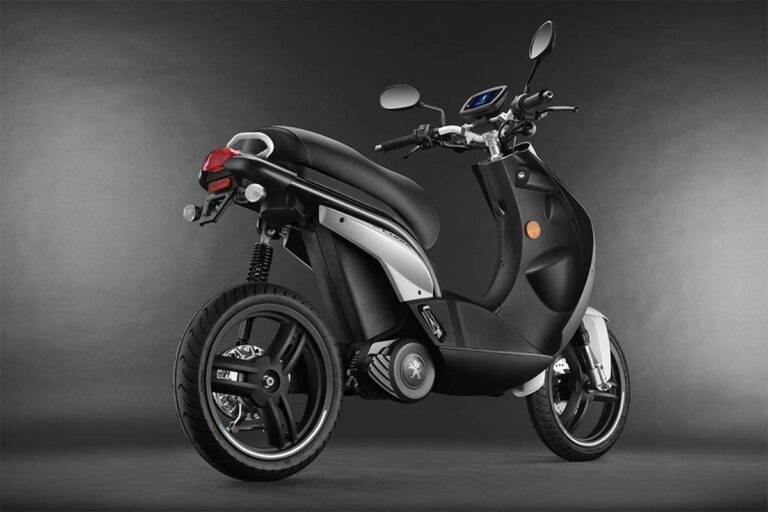Vue de profil du Peugeot e-Ludix, scooter 50 électrique au design moderne