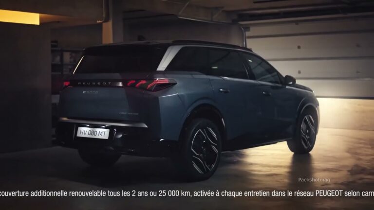 Nouveau Peugeot E-5008 dans sa publicité avec la musique Major Tom