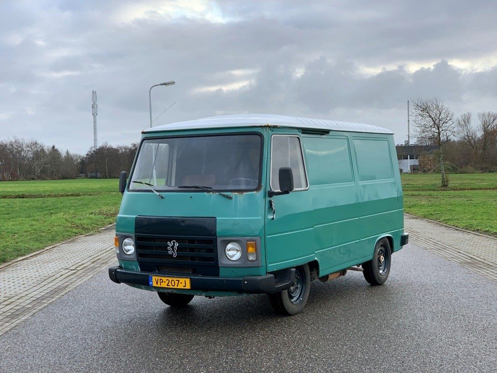 Peugeot J9 food truck restauré