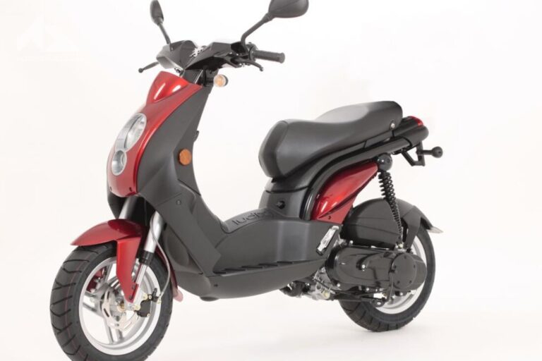 Peugeot Ludix 50cc Trend garé en extérieur – idéal pour illustrer un comparatif des modèles