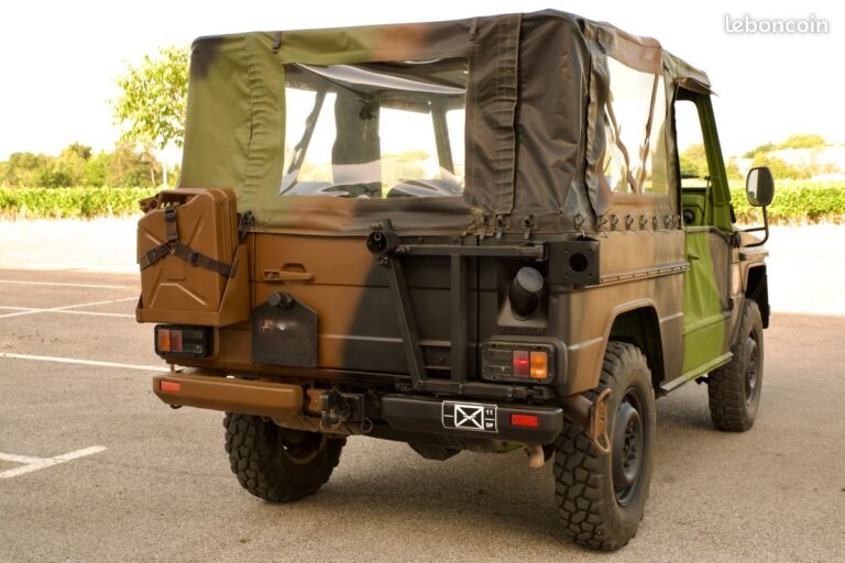 Peugeot P4 en version militaire tout-terrain stationné en extérieur