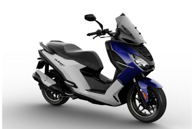 Scooter Peugeot Pulsion 125 RS stationné sur une route urbaine, parfait pour la mobilité en ville