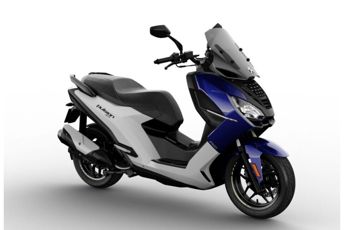 Scooter Peugeot Pulsion 125 RS stationné sur une route urbaine, parfait pour la mobilité en ville