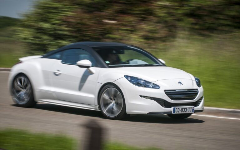 Peugeot RCZ restylée vue de trois-quarts avant en extérieur