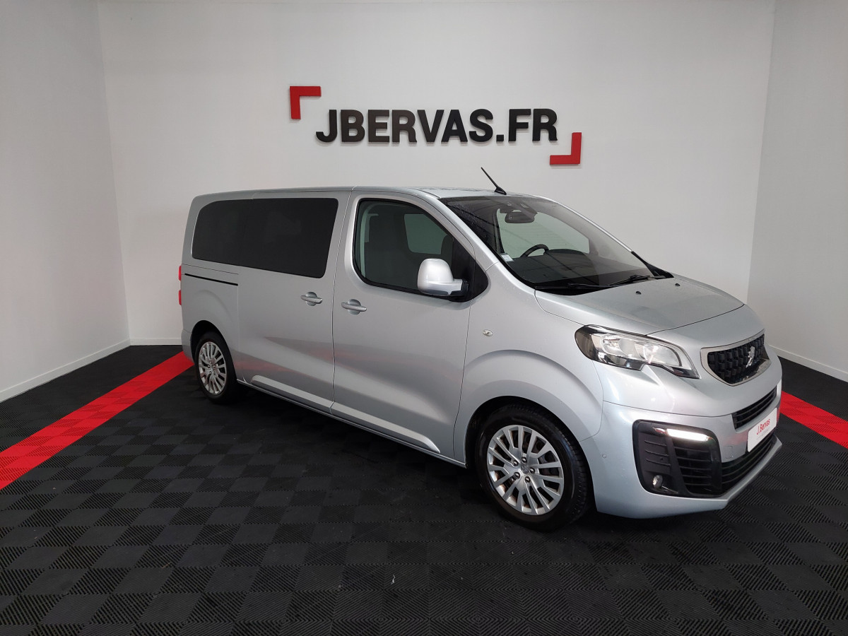Peugeot Traveller dans un garage