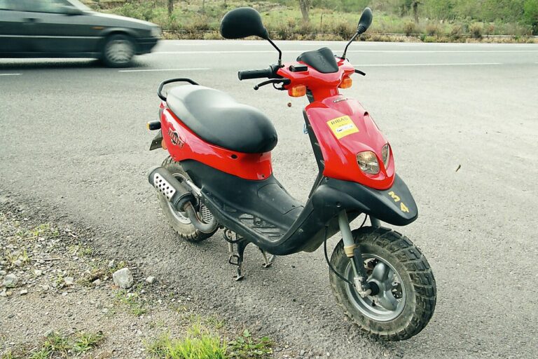 Peugeot Trekker 50 garé en extérieur, parfait pour un guide d'achat