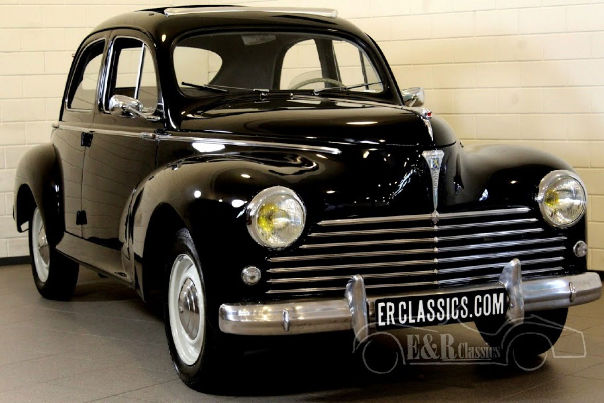 Voitures anciennes Peugeot exposées en collection chez E&R Classics