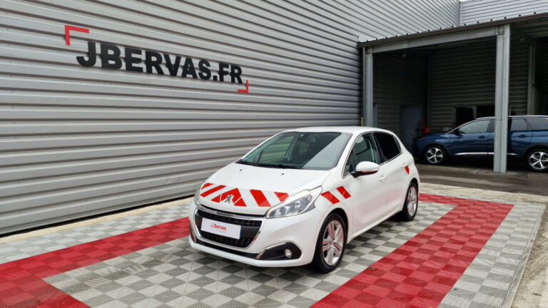 Peugeot 208 automatique d'occasion en parfait état exposée sur un parking professionnel