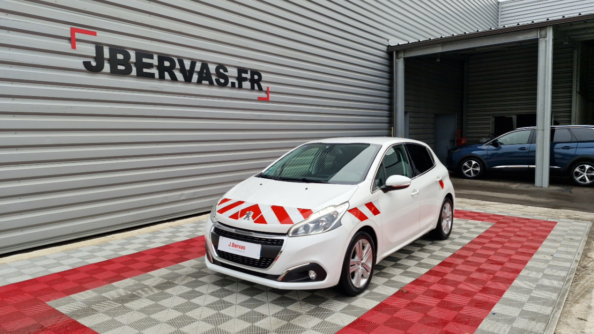 Peugeot 208 automatique d'occasion en parfait état exposée sur un parking professionnel