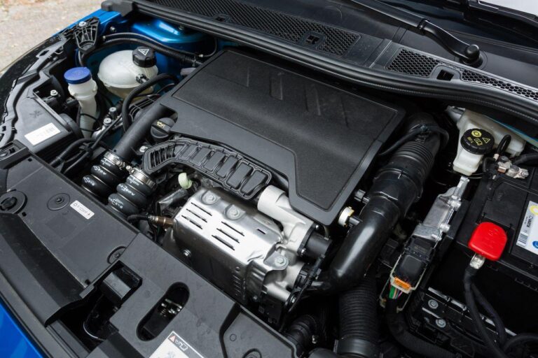 Peugeot 208 bleue en extérieur illustrant le sujet de l'entretien de la courroie de distribution