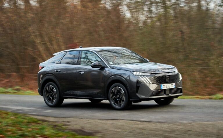 Vue dynamique du Peugeot 3008 Hybrid 136 e-DCS6 GT en version 2024 sur route
